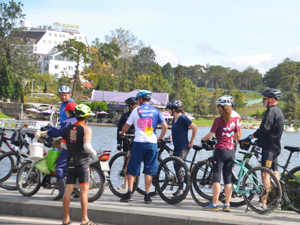 Amazing Bicycle Tour from Ho Chi Minh City to Hanoi 17 Days